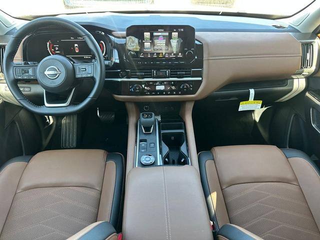 Photo of 2025 White / Black Nissan Pathfinder