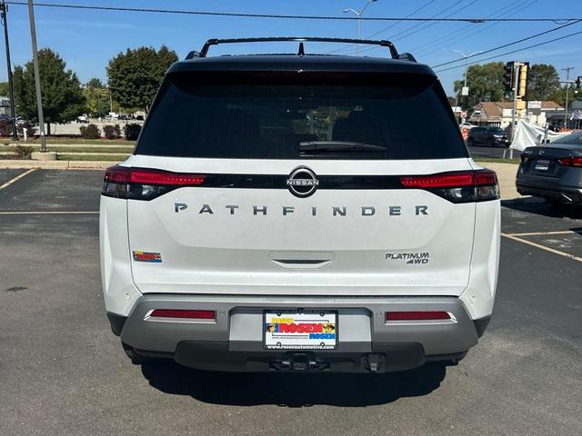Photo of 2025 White / Black Nissan Pathfinder