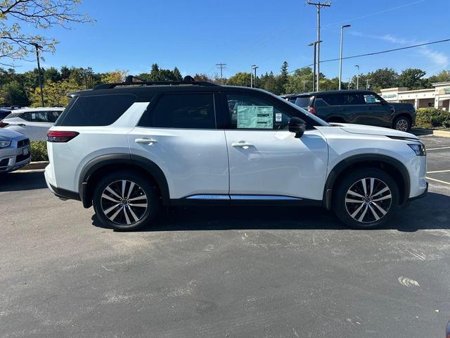 Photo of 2025 White / Black Nissan Pathfinder