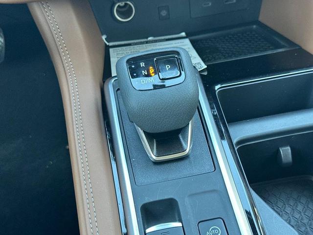 Photo of 2025 White / Black Nissan Pathfinder