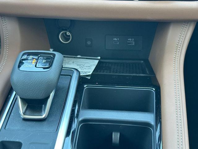 Photo of 2025 White / Black Nissan Pathfinder