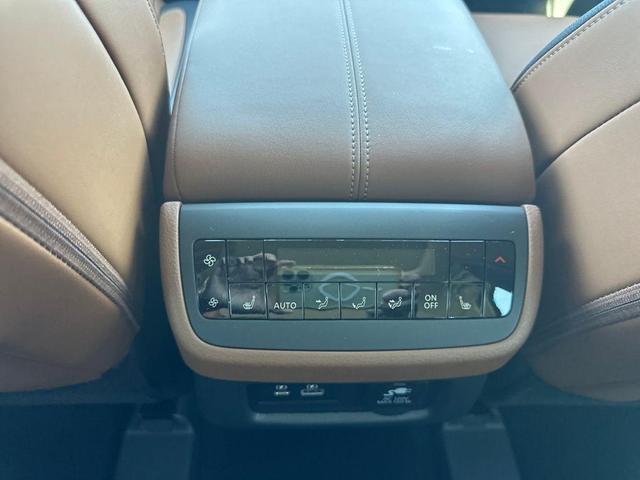 Photo of 2025 White / Black Nissan Pathfinder