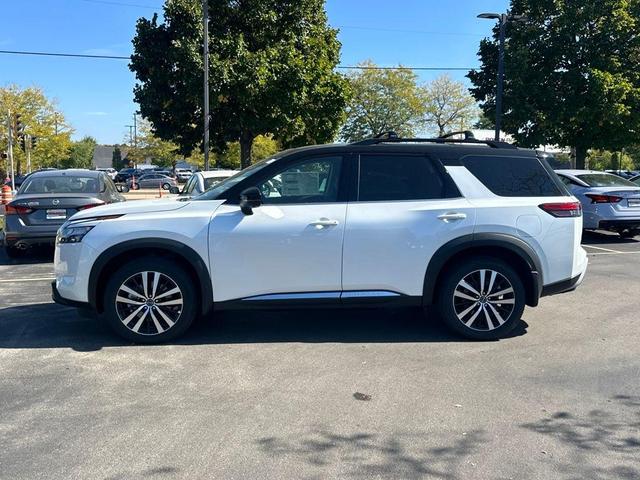 Photo of 2025 White / Black Nissan Pathfinder