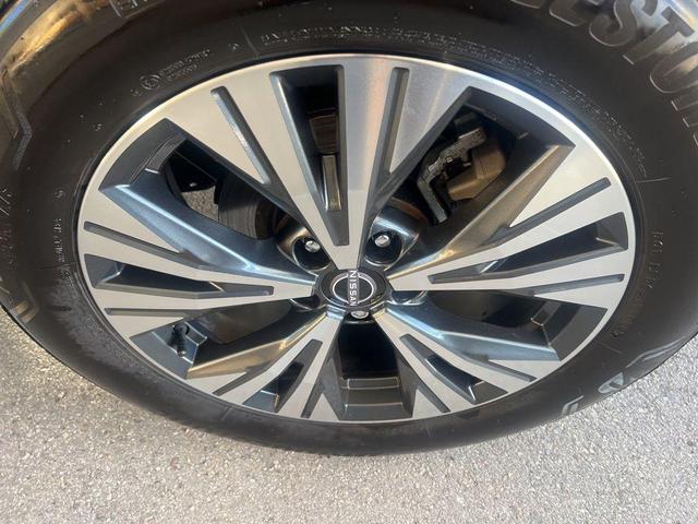 Photo of 2023 Gun Metallic Nissan Rogue