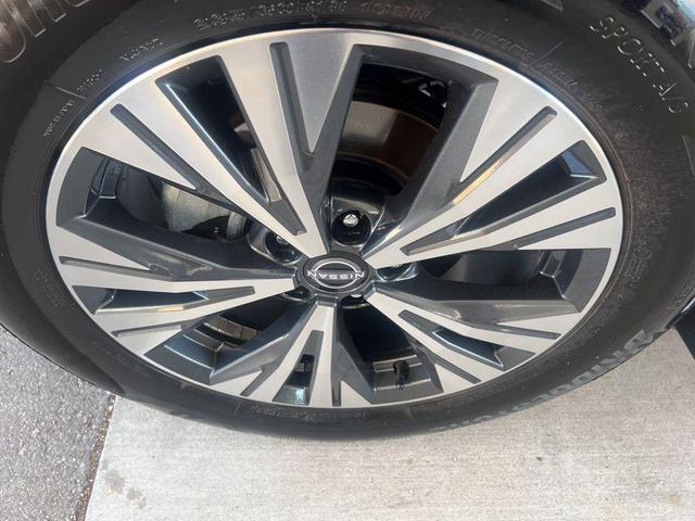 Photo of 2023 Gun Metallic Nissan Rogue