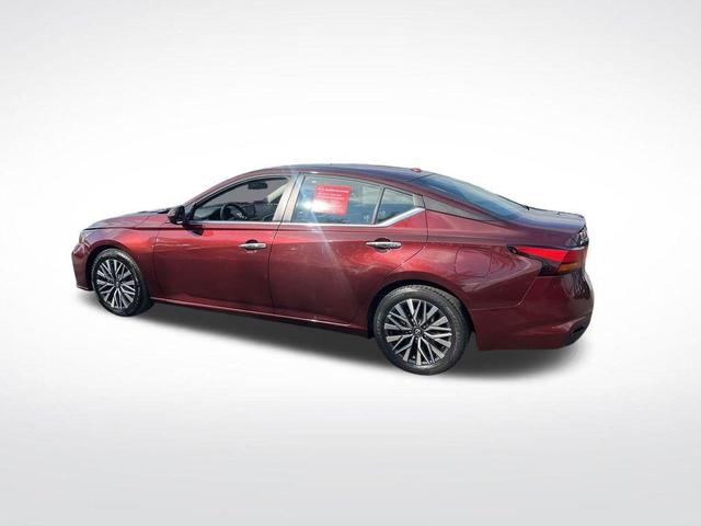 Photo of 2023 Garnet Pearl Nissan Altima