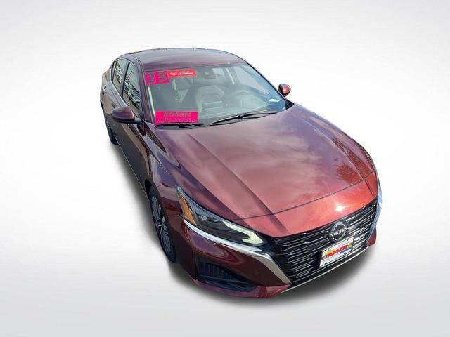 Photo of 2023 Garnet Pearl Nissan Altima