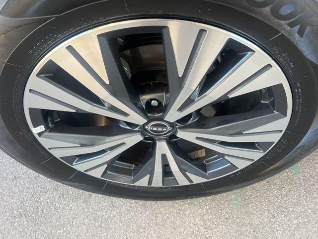 Photo of 2023 White Nissan Rogue