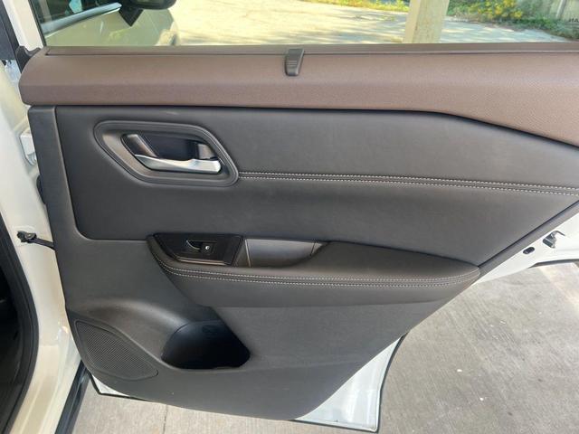 Photo of 2023 White Nissan Rogue