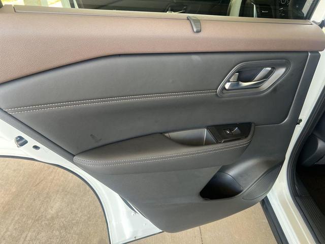 Photo of 2023 White Nissan Rogue