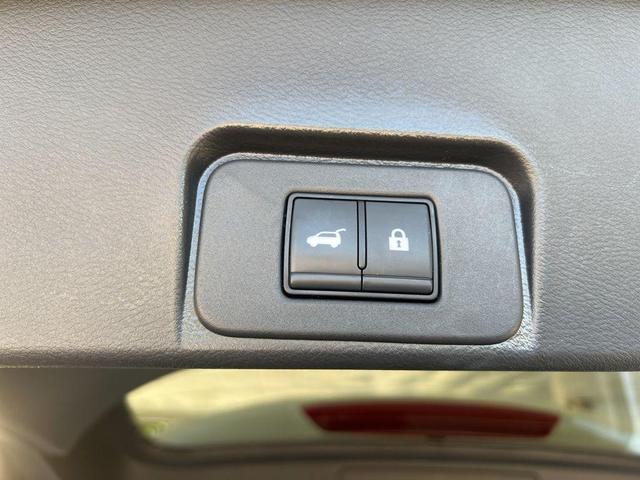 Photo of 2023 White Nissan Rogue