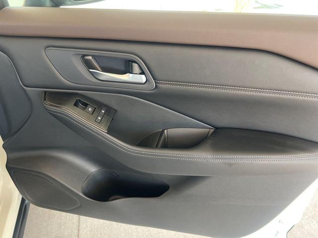 Photo of 2023 White Nissan Rogue