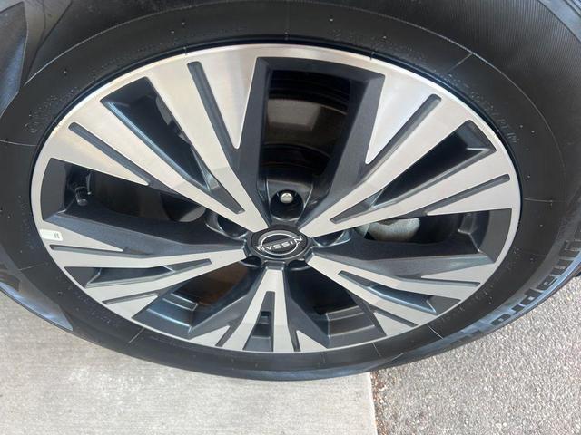 Photo of 2023 White Nissan Rogue