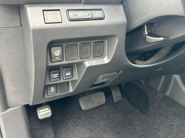 Photo of 2025 Glacier White Nissan Frontier