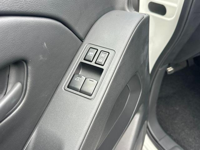 Photo of 2025 Glacier White Nissan Frontier