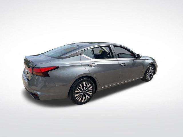 Photo of 2023 Gun Metallic Nissan Altima
