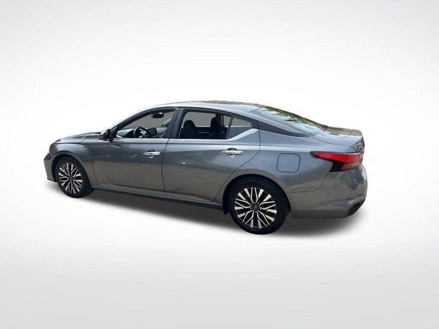 Photo of 2023 Gun Metallic Nissan Altima