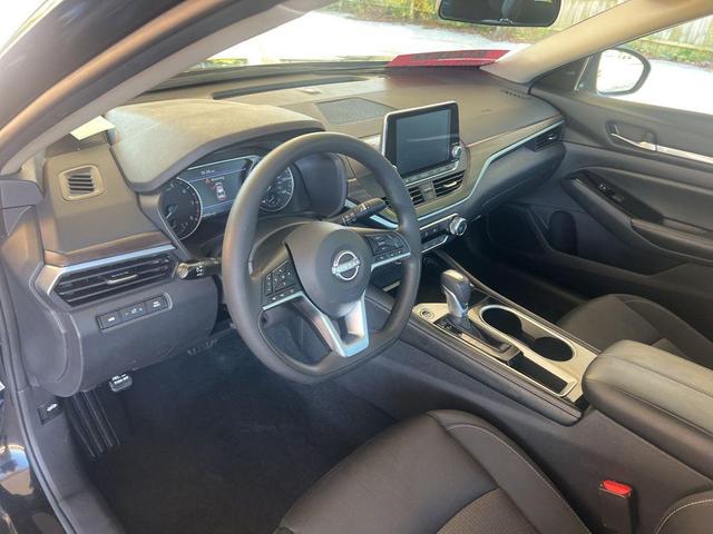 Photo of 2023 Black Nissan Altima