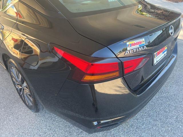 Photo of 2023 Black Nissan Altima