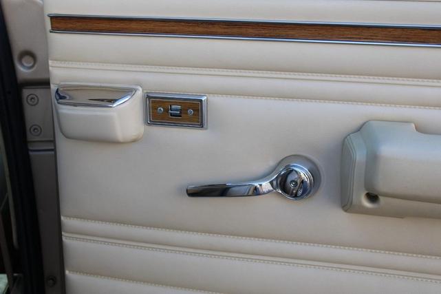Photo of 1990 Sand Metallic Jeep Grand Wagoneer