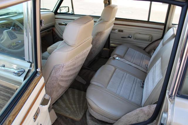 Photo of 1990 Sand Metallic Jeep Grand Wagoneer