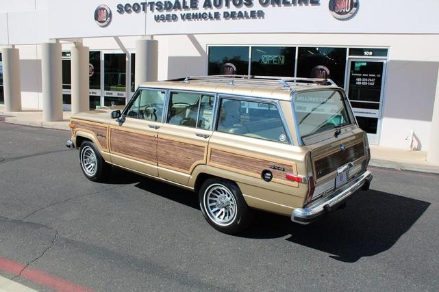 Photo of 1990 Sand Metallic Jeep Grand Wagoneer
