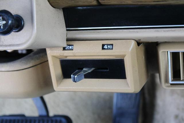 Photo of 1990 Sand Metallic Jeep Grand Wagoneer