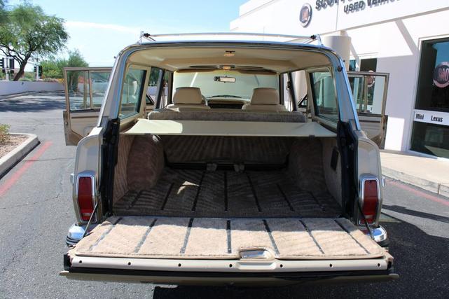 Photo of 1990 Sand Metallic Jeep Grand Wagoneer