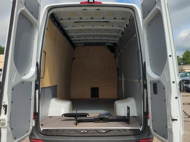 Photo of 2024 White Mercedes-Benz Sprinter 3500