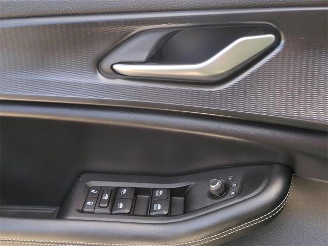 Photo of 2023 Diamond Black Crystal Pearlcoat Jeep Grand Cherokee