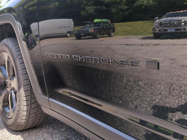 Photo of 2023 Diamond Black Crystal Pearlcoat Jeep Grand Cherokee