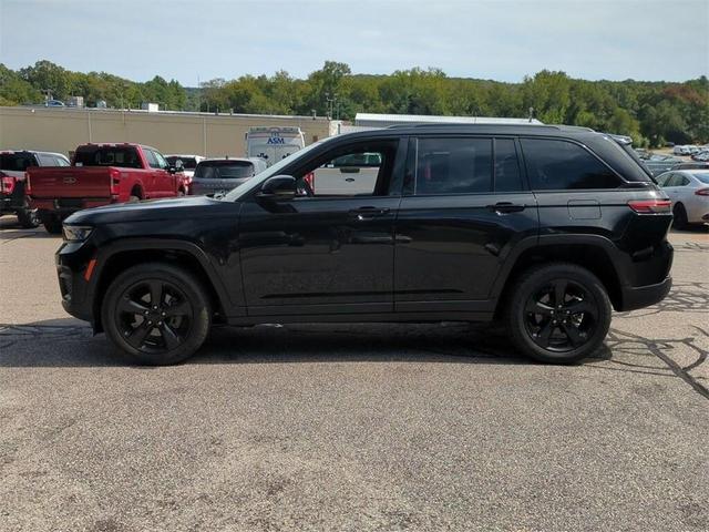 Photo of 2023 Diamond Black Crystal Pearlcoat Jeep Grand Cherokee