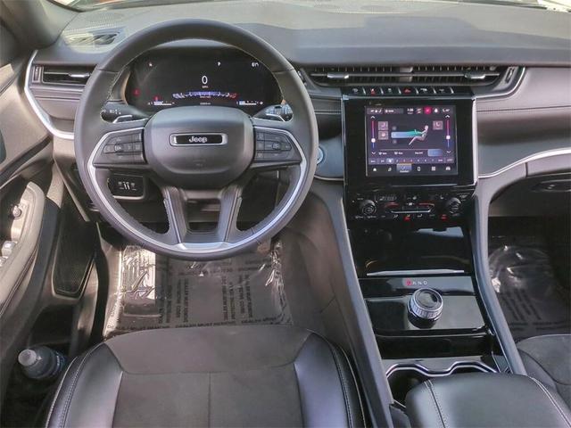 Photo of 2023 Diamond Black Crystal Pearlcoat Jeep Grand Cherokee