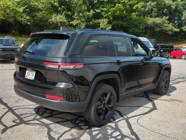 Photo of 2023 Diamond Black Crystal Pearlcoat Jeep Grand Cherokee
