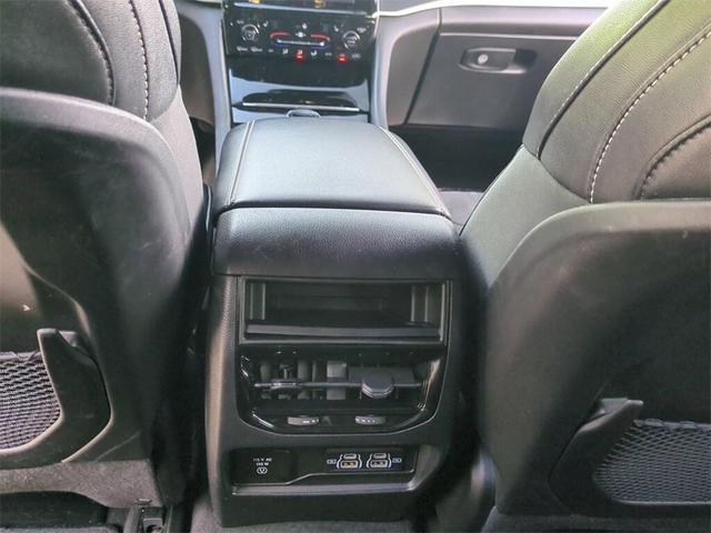 Photo of 2023 Diamond Black Crystal Pearlcoat Jeep Grand Cherokee