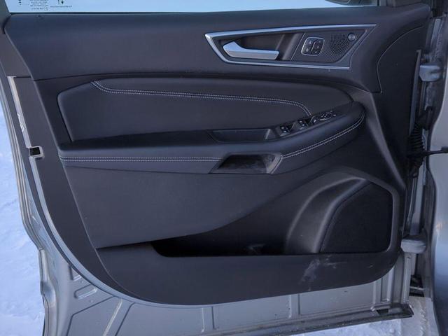 Photo of 2024 ICONIC SILVER Ford Edge