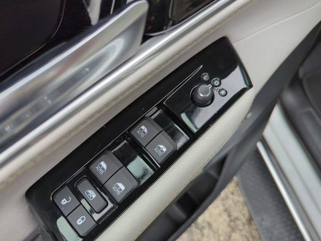 Photo of 2024 Bright White Clearcoat Jeep Wagoneer
