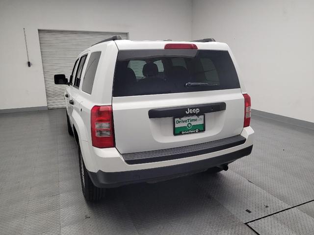 Photo of 2016 Bright White Clearcoat Jeep Patriot