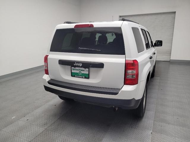 Photo of 2016 Bright White Clearcoat Jeep Patriot