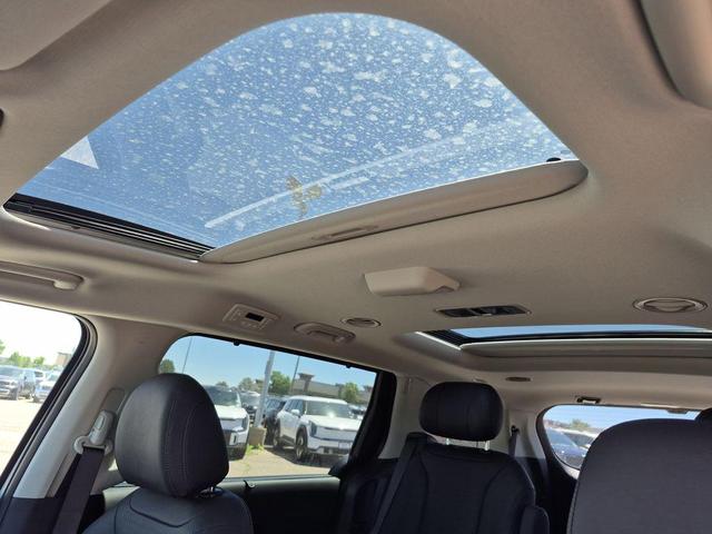 Photo of 2026 Ivory Silver Kia Carnival Hybrid