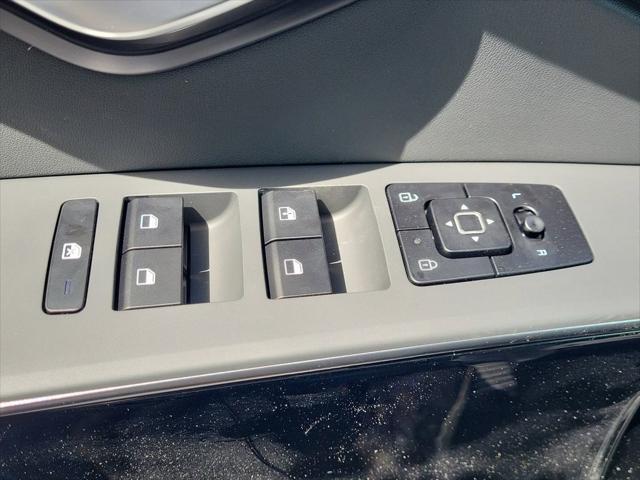 Photo of 2025 Cityscape Green Kia Niro EV