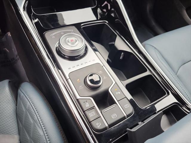 Photo of 2025 Steel Gray Kia Sorento Hybrid