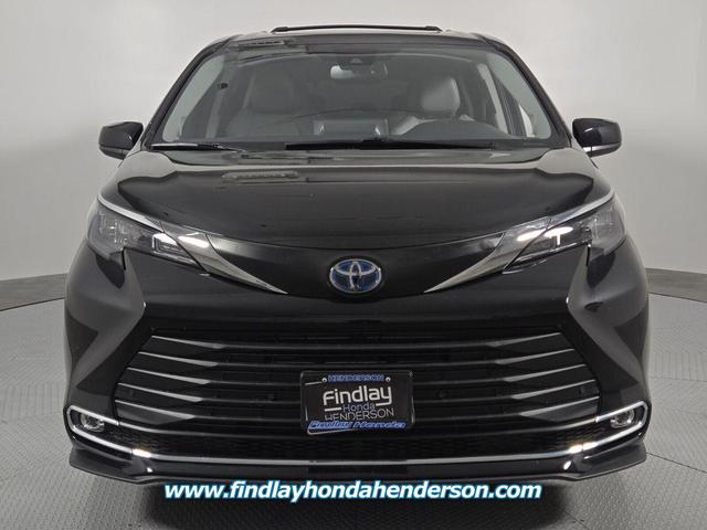 Photo of 2024 Midnight Black Metallic Toyota Sienna