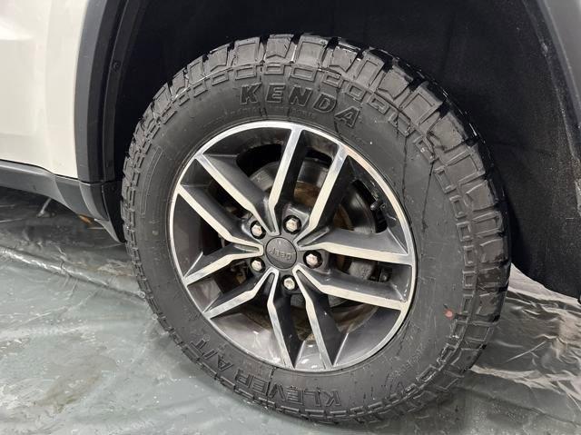 Photo of 2020 Bright White Clearcoat Jeep Grand Cherokee