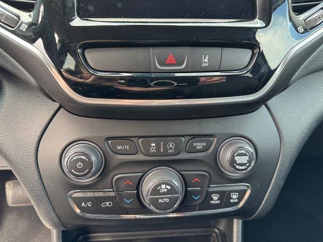 Photo of 2022 Diamond Black Jeep Cherokee