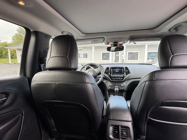 Photo of 2022 Diamond Black Jeep Cherokee
