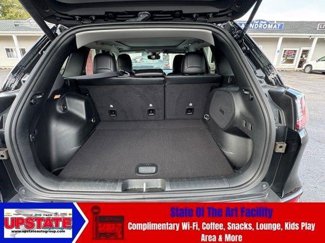 Photo of 2022 Diamond Black Jeep Cherokee