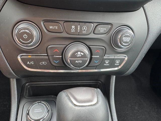Photo of 2022 Diamond Black Jeep Cherokee
