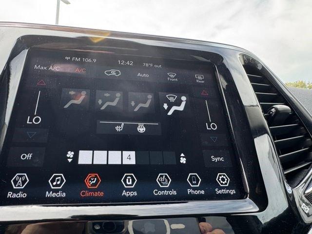 Photo of 2022 Diamond Black Jeep Cherokee
