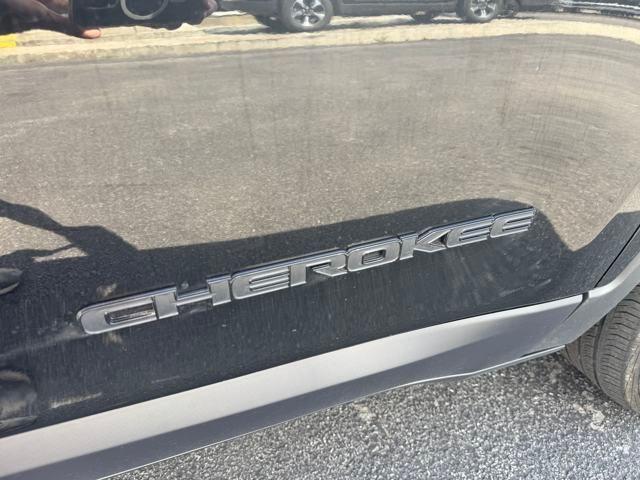 Photo of 2023 Diamond Black Jeep Cherokee